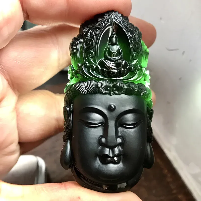 【大师工🙏🙏传世珍品,工艺美仑美奂的墨翠观音圣像。老坑正冰种质,黑亮闪耀,细腻致密的程度无可挑剔,黑度上佳。更为出色的是净度,打灯毫无结构感,毫无肉眼可见的星星棉点,可以说是一尘不染,如釉般洁净纯美。无纹无裂,用普通强光灯已有如此表现,如是专业墨翠灯,将美如星辰。工艺惊人,丝丝入扣,可以参奖评选的品质,一目了然,敬请自赏,推荐上手一观,收藏传世,难得一遇。】图1