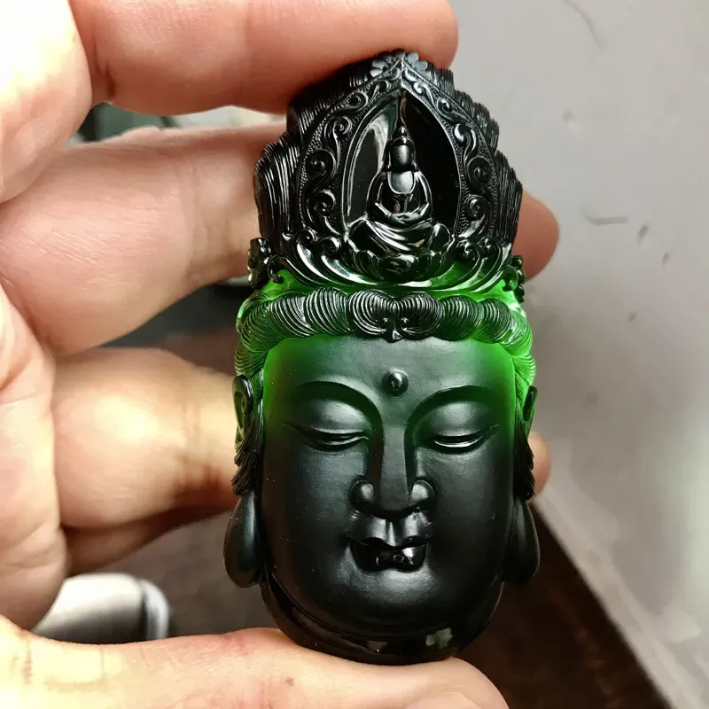 【大师工🙏🙏传世珍品,工艺美仑美奂的墨翠观音圣像。老坑正冰种质,黑亮闪耀,细腻致密的程度无可挑剔,黑度上佳。更为出色的是净度,打灯毫无结构感,毫无肉眼可见的星星棉点,可以说是一尘不染,如釉般洁净纯美。无纹无裂,用普通强光灯已有如此表现,如是专业墨翠灯,将美如星辰。工艺惊人,丝丝入扣,可以参奖评选的品质,一目了然,敬请自赏,推荐上手一观,收藏传世,难得一遇。】图2