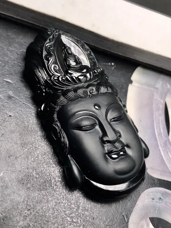 【大师工🙏🙏传世珍品,工艺美仑美奂的墨翠观音圣像。老坑正冰种质,黑亮闪耀,细腻致密的程度无可挑剔,黑度上佳。更为出色的是净度,打灯毫无结构感,毫无肉眼可见的星星棉点,可以说是一尘不染,如釉般洁净纯美。无纹无裂,用普通强光灯已有如此表现,如是专业墨翠灯,将美如星辰。工艺惊人,丝丝入扣,可以参奖评选的品质,一目了然,敬请自赏,推荐上手一观,收藏传世,难得一遇。】图11