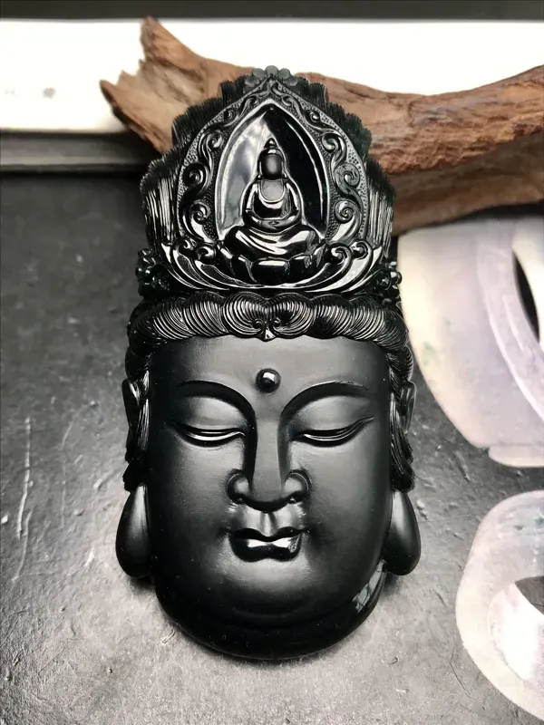 【大师工🙏🙏传世珍品,工艺美仑美奂的墨翠观音圣像。老坑正冰种质,黑亮闪耀,细腻致密的程度无可挑剔,黑度上佳。更为出色的是净度,打灯毫无结构感,毫无肉眼可见的星星棉点,可以说是一尘不染,如釉般洁净纯美。无纹无裂,用普通强光灯已有如此表现,如是专业墨翠灯,将美如星辰。工艺惊人,丝丝入扣,可以参奖评选的品质,一目了然,敬请自赏,推荐上手一观,收藏传世,难得一遇。】图6