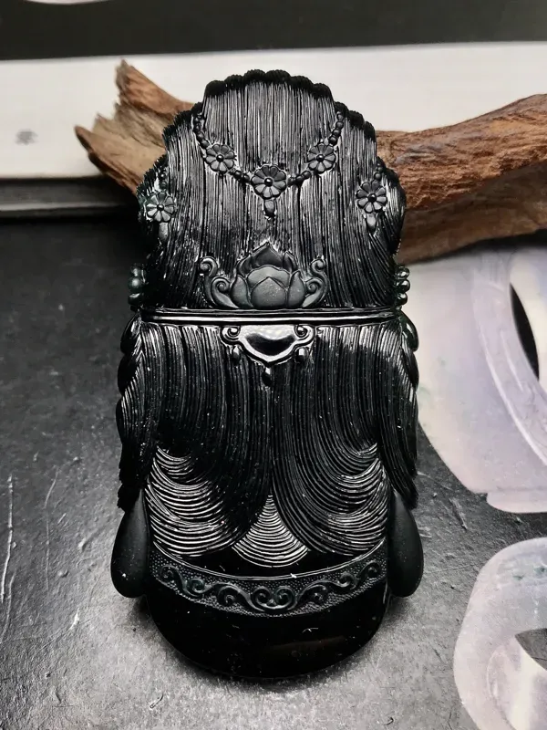 【大师工🙏🙏传世珍品,工艺美仑美奂的墨翠观音圣像。老坑正冰种质,黑亮闪耀,细腻致密的程度无可挑剔,黑度上佳。更为出色的是净度,打灯毫无结构感,毫无肉眼可见的星星棉点,可以说是一尘不染,如釉般洁净纯美。无纹无裂,用普通强光灯已有如此表现,如是专业墨翠灯,将美如星辰。工艺惊人,丝丝入扣,可以参奖评选的品质,一目了然,敬请自赏,推荐上手一观,收藏传世,难得一遇。】图10