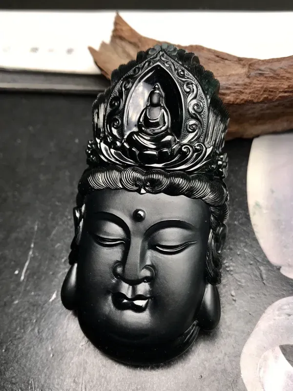 【大师工🙏🙏传世珍品,工艺美仑美奂的墨翠观音圣像。老坑正冰种质,黑亮闪耀,细腻致密的程度无可挑剔,黑度上佳。更为出色的是净度,打灯毫无结构感,毫无肉眼可见的星星棉点,可以说是一尘不染,如釉般洁净纯美。无纹无裂,用普通强光灯已有如此表现,如是专业墨翠灯,将美如星辰。工艺惊人,丝丝入扣,可以参奖评选的品质,一目了然,敬请自赏,推荐上手一观,收藏传世,难得一遇。】图4