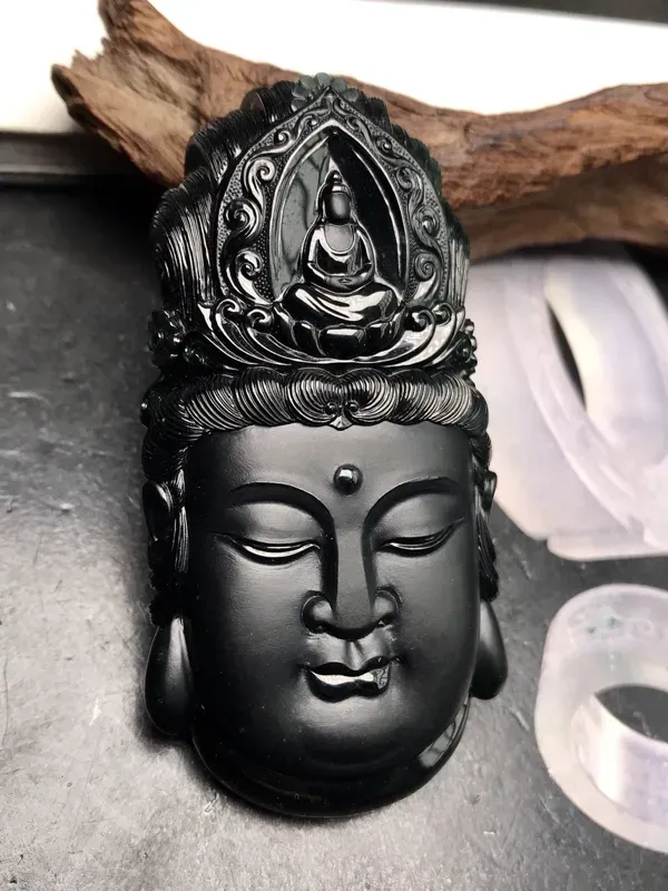 【大师工🙏🙏传世珍品,工艺美仑美奂的墨翠观音圣像。老坑正冰种质,黑亮闪耀,细腻致密的程度无可挑剔,黑度上佳。更为出色的是净度,打灯毫无结构感,毫无肉眼可见的星星棉点,可以说是一尘不染,如釉般洁净纯美。无纹无裂,用普通强光灯已有如此表现,如是专业墨翠灯,将美如星辰。工艺惊人,丝丝入扣,可以参奖评选的品质,一目了然,敬请自赏,推荐上手一观,收藏传世,难得一遇。】图5