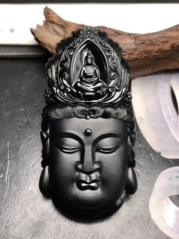 【大师工🙏🙏传世珍品,工艺美仑美奂的墨翠观音圣像。老坑正冰种质,黑亮闪耀,细腻致密的程度无可挑剔,黑度上佳。更为出色的是净度,打灯毫无结构感,毫无肉眼可见的星星棉点,可以说是一尘不染,如釉般洁净纯美。无纹无裂,用普通强光灯已有如此表现,如是专业墨翠灯,将美如星辰。工艺惊人,丝丝入扣,可以参奖评选的品质,一目了然,敬请自赏,推荐上手一观,收藏传世,难得一遇。】图3