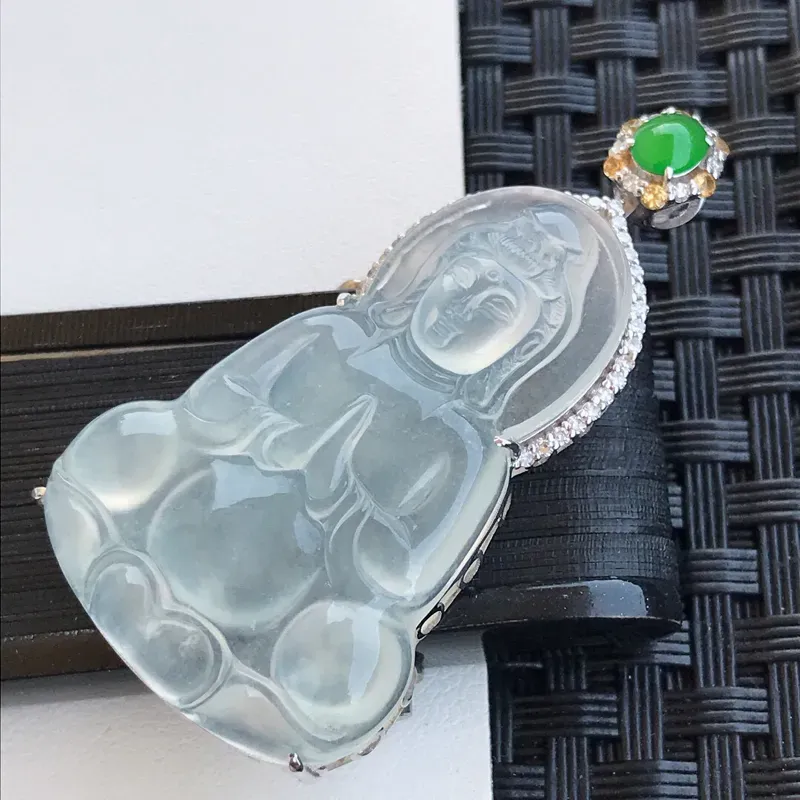 【天然翡翠A货18K镶金伴钻冰种白冰种水观音吊坠,含金47.8-26-8.2mm,裸石38.6-26-4.9mm玉质细腻,种水好 上身效果漂亮】图2