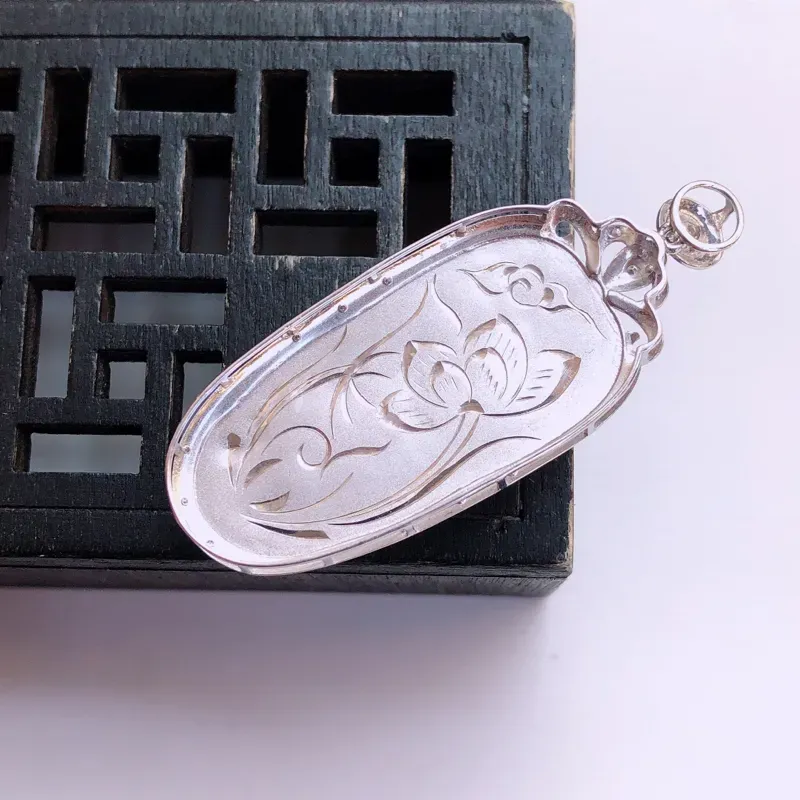 【01/19 18k金伴钻镶嵌满绿事业有成吊坠,裸石32.5*15.8*3.4mm 雕工精细,玉质细腻水润,底色漂亮,种水好】图3