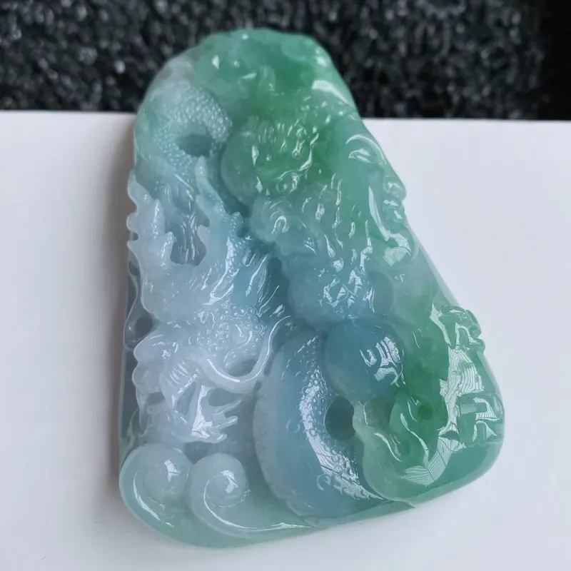 【🙏缅甸天然翡翠A货 清新精雕细琢龙牌吊坠。克重94.20,尺寸:76.7*49*13,龙有升腾之势,事业如虹,精工雕刻,鳞虫之长,能幽能明,能细能巨,能短能长,生龙活虎,春分而登天,秋分则潜渊,佩戴上身落落大方!实物也美貌!】图9