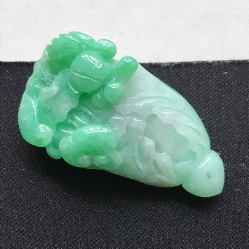 【翡翠A货 糯种水润飘阳绿翡翠白菜吊坠 尺寸42.6/23.8/13.6】图3