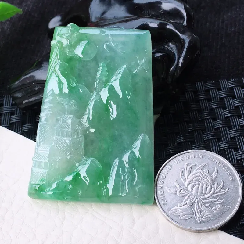 【自然光室外拍摄🎉🎉 冰润山高水长玉坠 冰润通透,玉质莹润,细腻干净,起胶起光 高档大气,品质杠杠的,值得拥有!规格:52.5*36.5*5.6mm】图3
