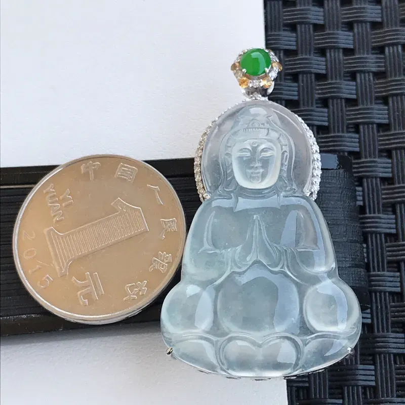 【天然翡翠A货18K镶金伴钻冰种白冰种水观音吊坠,含金47.8-26-8.2mm,裸石38.6-26-4.9mm玉质细腻,种水好 上身效果漂亮】图6
