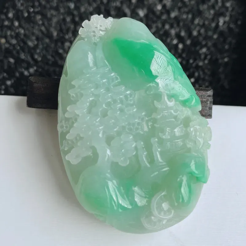 【🙏缅甸天然翡翠A货 清新淡雅山水牌吊坠。克重:63.46,尺寸:60*41*13,寓意“常青、背靠大山、水(财)长流、平安之意”高山流水,爱物珍贵,雕工足够雅致脱俗,极具动态美。香远益清,便是如此,佩戴效果落落大方,性价比超值!】图2