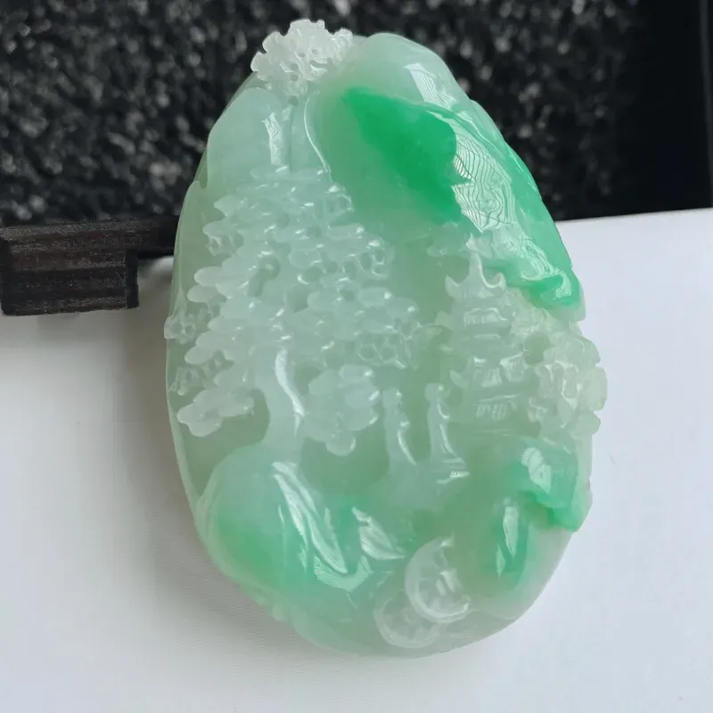 【🙏缅甸天然翡翠A货 清新淡雅山水牌吊坠。克重:63.46,尺寸:60*41*13,寓意“常青、背靠大山、水(财)长流、平安之意”高山流水,爱物珍贵,雕工足够雅致脱俗,极具动态美。香远益清,便是如此,佩戴效果落落大方,性价比超值!】图5