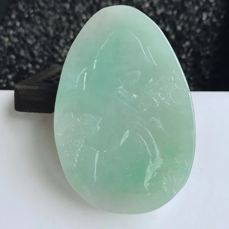 【🙏缅甸天然翡翠A货 清新淡雅山水牌吊坠。克重:63.46,尺寸:60*41*13,寓意“常青、背靠大山、水(财)长流、平安之意”高山流水,爱物珍贵,雕工足够雅致脱俗,极具动态美。香远益清,便是如此,佩戴效果落落大方,性价比超值!】图7