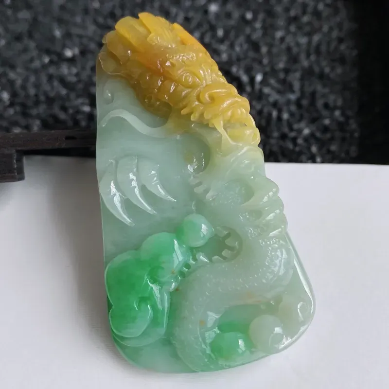 【🙏缅甸天然翡翠A货 双彩精美龙牌吊坠,克重:46.38,尺寸:63*34*16,麟虫之长,能细能巨,能短能长,春分而登天,秋分而潜渊。霸气显工,线条生动流畅,佩戴上身大气!】图4
