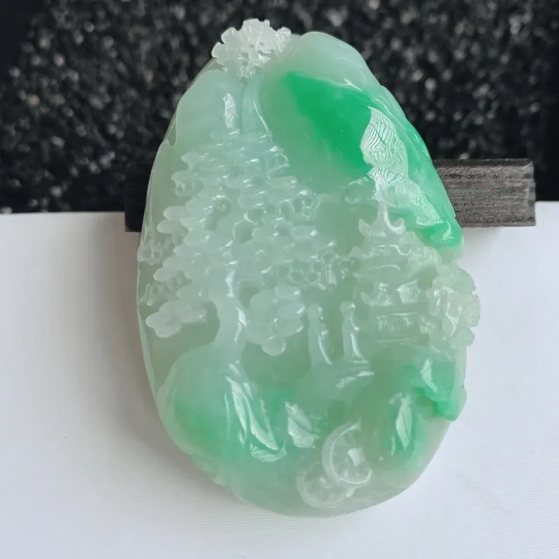 【🙏缅甸天然翡翠A货 清新淡雅山水牌吊坠。克重:63.46,尺寸:60*41*13,寓意“常青、背靠大山、水(财)长流、平安之意”高山流水,爱物珍贵,雕工足够雅致脱俗,极具动态美。香远益清,便是如此,佩戴效果落落大方,性价比超值!】图1