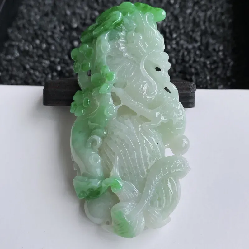 【🙏缅甸天然翡翠A货 巧雕精美生意兴隆吊坠,克重:62.28,尺寸:70*46*14,龙象征权力和尊贵,寓意生意兴隆,精工雕刻,线条流畅简洁,佩戴效果落落大方!】图4