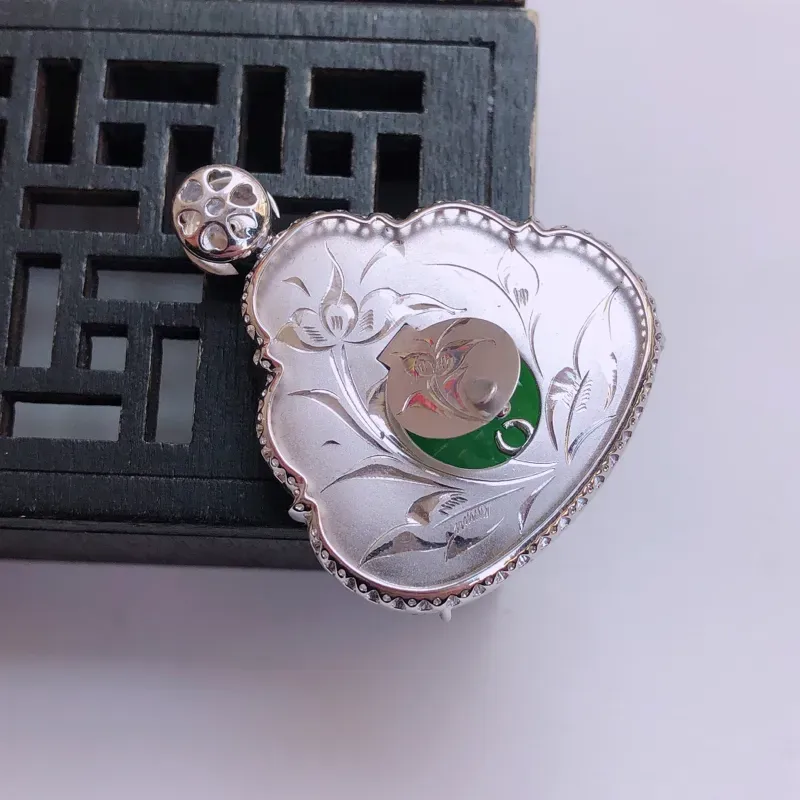 【01/19 18k金伴钻镶嵌飘绿弥勒佛吊坠,裸石30.1*31.7*4.4mm 雕工精细,玉质细腻水润,底色漂亮,种水好】图3