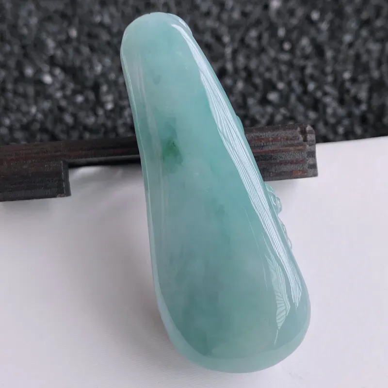 【🙏缅甸天然翡翠A货 水润透亮观音吊坠,克重:29.05,尺寸:55*22*13.8,幸福安康的象征,吉祥如意,事事顺心,质地细腻,精工带绿,雕工精致,面容慈祥,和蔼可亲,种头好,佩戴效果更好!】图6