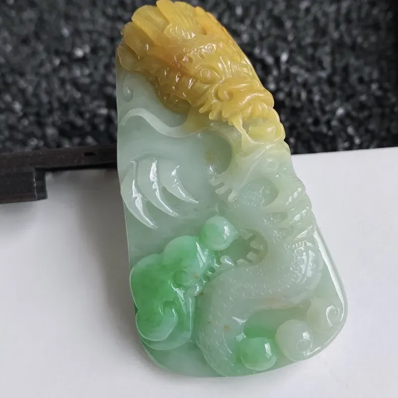 【🙏缅甸天然翡翠A货 双彩精美龙牌吊坠,克重:46.38,尺寸:63*34*16,麟虫之长,能细能巨,能短能长,春分而登天,秋分而潜渊。霸气显工,线条生动流畅,佩戴上身大气!】图2