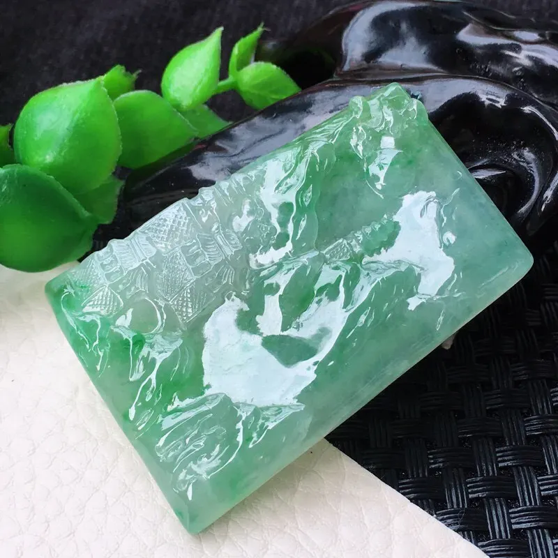 【自然光室外拍摄🎉🎉 冰润山高水长玉坠 冰润通透,玉质莹润,细腻干净,起胶起光 高档大气,品质杠杠的,值得拥有!规格:52.5*36.5*5.6mm】图1
