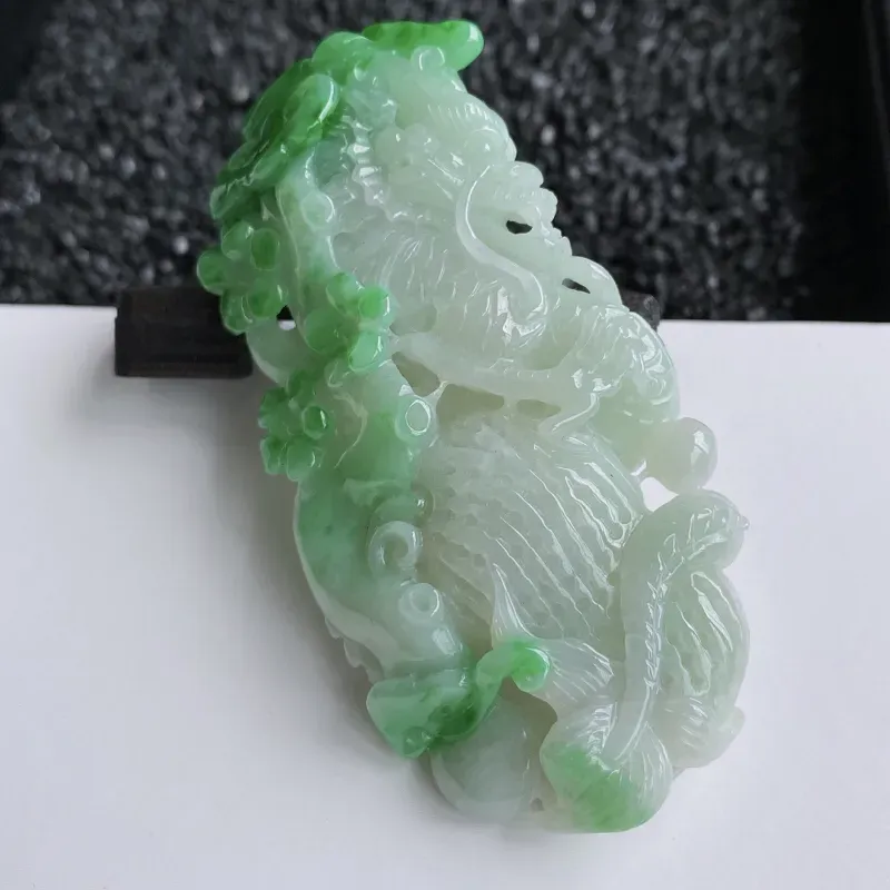【🙏缅甸天然翡翠A货 巧雕精美生意兴隆吊坠,克重:62.28,尺寸:70*46*14,龙象征权力和尊贵,寓意生意兴隆,精工雕刻,线条流畅简洁,佩戴效果落落大方!】图1