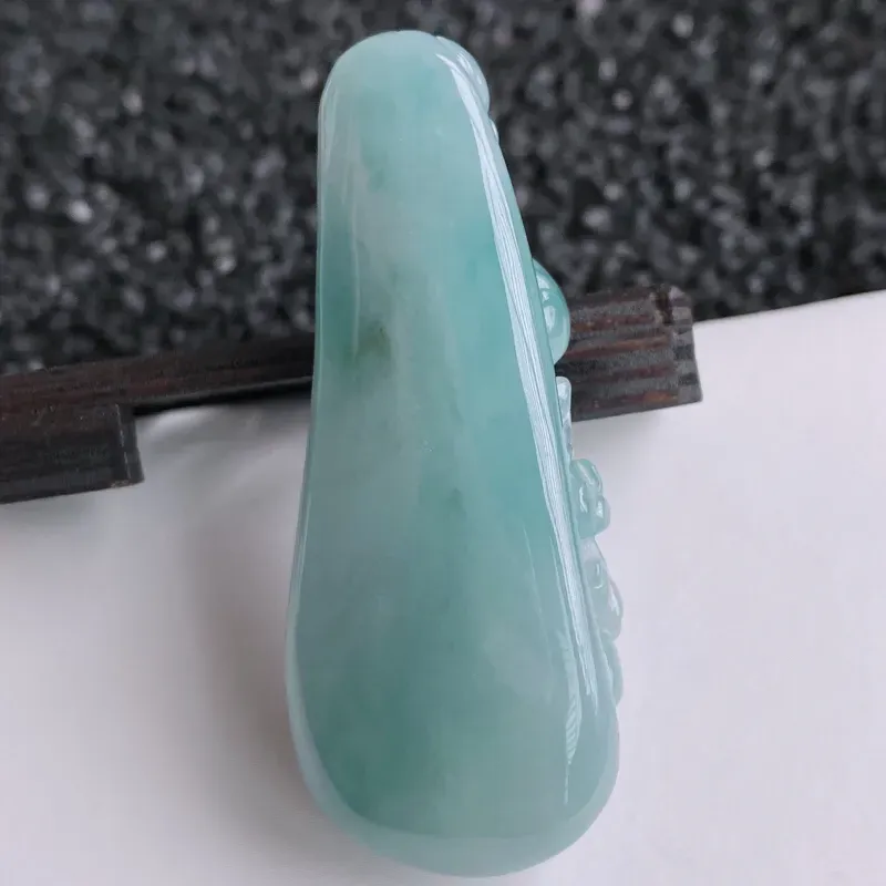 【🙏缅甸天然翡翠A货 水润透亮观音吊坠,克重:29.05,尺寸:55*22*13.8,幸福安康的象征,吉祥如意,事事顺心,质地细腻,精工带绿,雕工精致,面容慈祥,和蔼可亲,种头好,佩戴效果更好!】图5