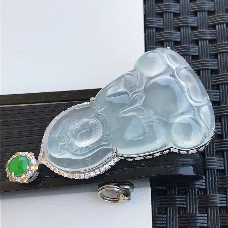 【天然翡翠A货18K镶金伴钻冰种白冰种水观音吊坠,含金47.8-26-8.2mm,裸石38.6-26-4.9mm玉质细腻,种水好 上身效果漂亮】图4