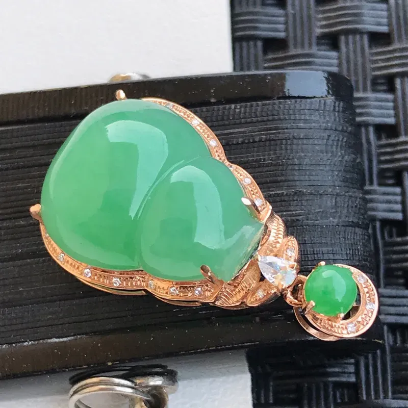 【天然翡翠A货18K镶金伴钻糯化种水润满绿葫芦吊坠,含金27.1-15.2-9.8mm,裸石16.6-13.3-6.8mm玉质细腻,种水好 上身效果漂亮】图3