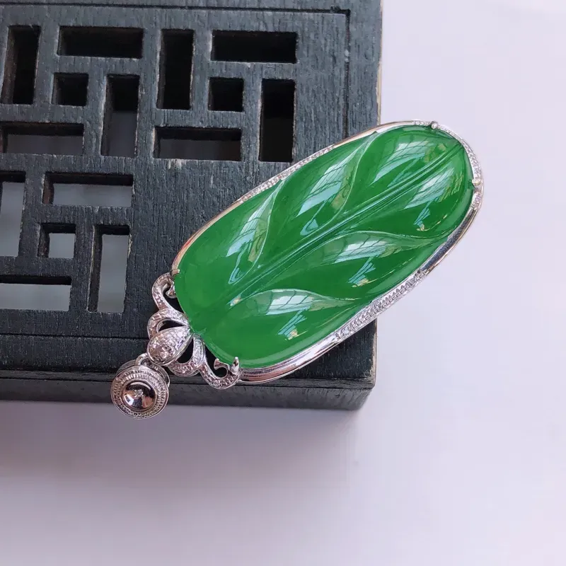 【01/19 18k金伴钻镶嵌满绿事业有成吊坠,裸石32.5*15.8*3.4mm 雕工精细,玉质细腻水润,底色漂亮,种水好】图4