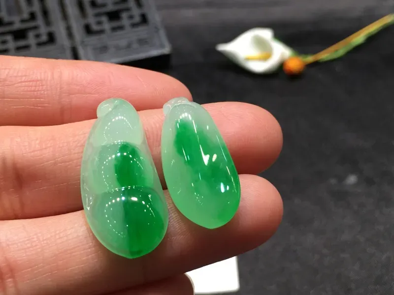 【一对飘绿花件,福在眼前,无纹裂,底庄细腻,性价比高,推荐,尺寸27.6*12.5*6.3/23*11*6.2mm,重量6.15g】图4