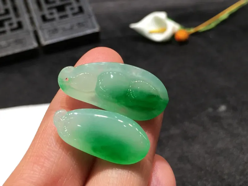 【一对飘绿花件,福在眼前,无纹裂,底庄细腻,性价比高,推荐,尺寸27.6*12.5*6.3/23*11*6.2mm,重量6.15g】图7
