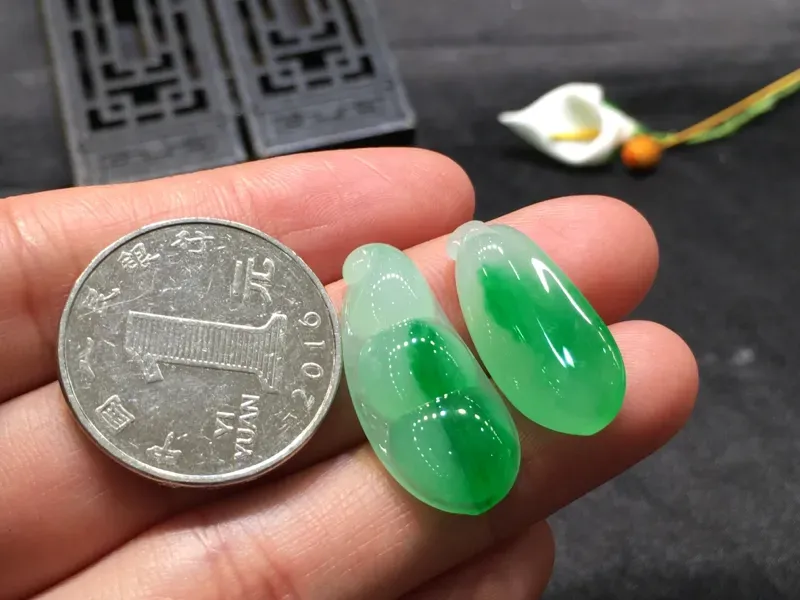 【一对飘绿花件,福在眼前,无纹裂,底庄细腻,性价比高,推荐,尺寸27.6*12.5*6.3/23*11*6.2mm,重量6.15g】图5