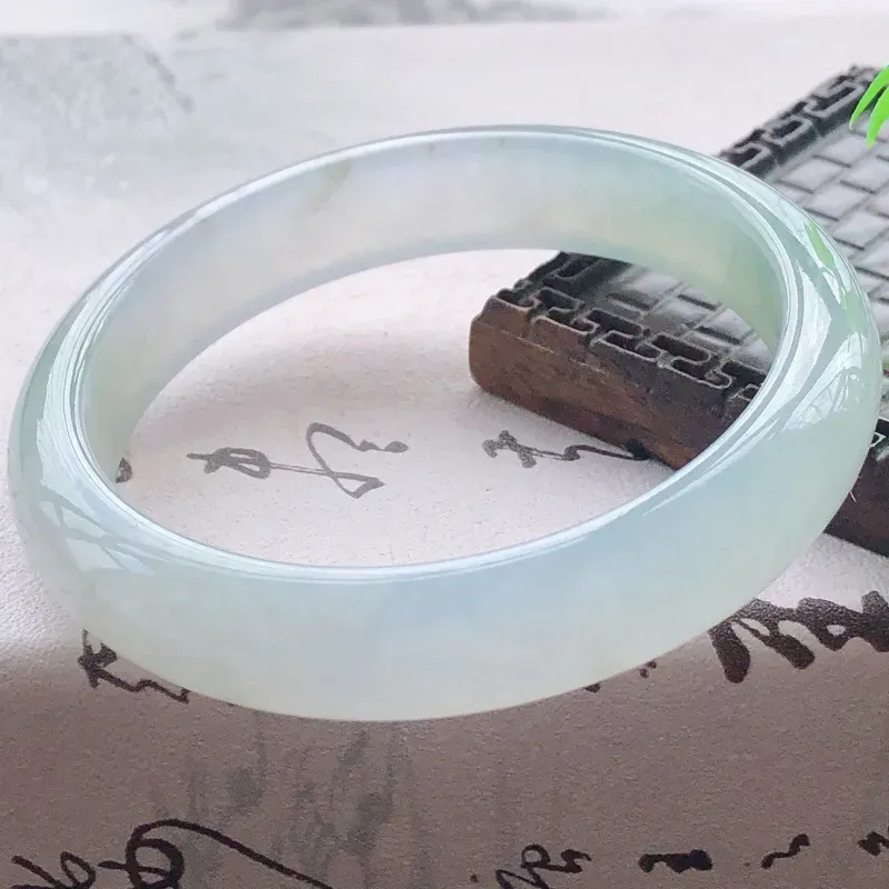 【😊😊天然A货翡翠冰糯种飘绿宽条玉手镯,水润秀丽,飘绿优雅,种水十足,视觉甜美可人,恰到好处的美,十分高雅耐看,条形优美,上手优雅大方,58圈口可佩戴。尺寸57.9*12.7*7.6mm,重量:54.39g】图3