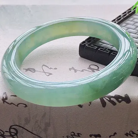 【😊😊天然A货翡翠冰糯种飘黄翡宽条玉手镯,水润秀丽,飘黄翡优雅,种水十足,有矿点,视觉甜美可人,恰到好处的美,十分高雅耐看,条形优美,上手优雅大方,57圈口可佩戴。尺寸57.2*11.5*9mm,重量:62.46g。】图2