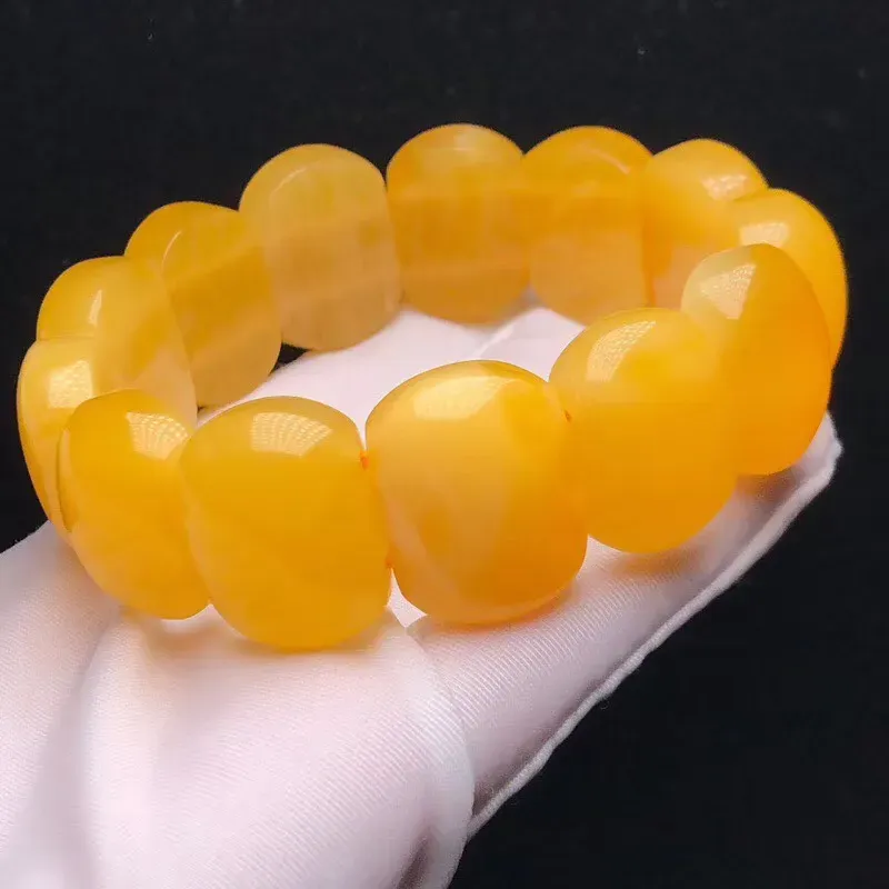 【原矿高品质浓郁黄蜜蜡手排
蜡质浓郁,密度饱满,无杂无裂,色泽油润富有光泽,见证大自然的鬼斧神工,精美浓郁黄色泽显示出蜜蜡华贵大气,色调浓烈却纯粹,温润如故般的舒服。
尺寸21.4*10.4mm克重33.52克】图2