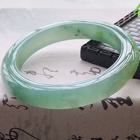 【😊😊天然A货翡翠冰糯种飘黄翡宽条玉手镯,水润秀丽,飘黄翡优雅,种水十足,有矿点,视觉甜美可人,恰到好处的美,十分高雅耐看,条形优美,上手优雅大方,57圈口可佩戴。尺寸57.2*11.5*9mm,重量:62.46g。】图3
