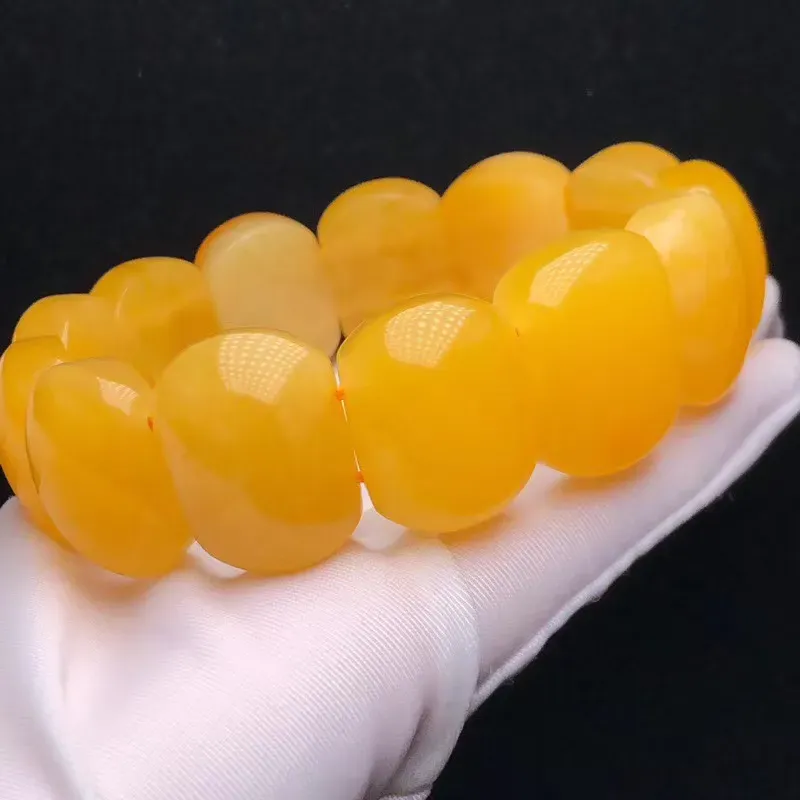 【原矿高品质浓郁黄蜜蜡手排
蜡质浓郁,密度饱满,无杂无裂,色泽油润富有光泽,见证大自然的鬼斧神工,精美浓郁黄色泽显示出蜜蜡华贵大气,色调浓烈却纯粹,温润如故般的舒服。
尺寸21.4*10.4mm克重33.52克】图6