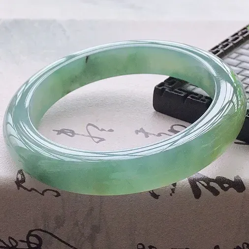 【😊😊天然A货翡翠冰糯种飘黄翡宽条玉手镯,水润秀丽,飘黄翡优雅,种水十足,有矿点,视觉甜美可人,恰到好处的美,十分高雅耐看,条形优美,上手优雅大方,57圈口可佩戴。尺寸57.2*11.5*9mm,重量:62.46g。】图7