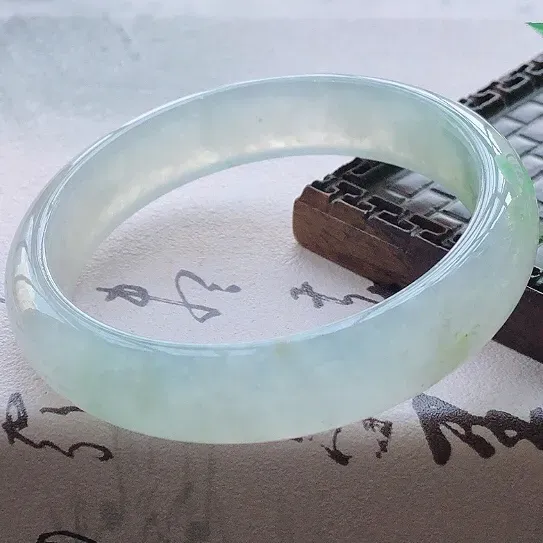 【😊😊天然A货翡翠冰糯种飘绿宽条玉手镯,水润秀丽,飘绿优雅,种水十足,视觉甜美可人,恰到好处的美,十分高雅耐看,条形优美,上手优雅大方,55圈口可佩戴。尺寸55*12.7*6.7mm,重量:48.00g。】图2