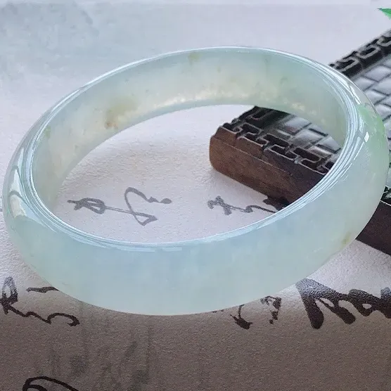 【😊😊天然A货翡翠冰糯种飘绿宽条玉手镯,水润秀丽,飘绿优雅,种水十足,视觉甜美可人,恰到好处的美,十分高雅耐看,条形优美,上手优雅大方,55圈口可佩戴。尺寸55*12.7*6.7mm,重量:48.00g。】图6