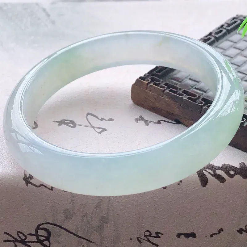 【😊😊天然A货翡翠冰糯种飘绿宽条玉手镯,水润秀丽,飘绿优雅,种水十足,视觉甜美可人,恰到好处的美,十分高雅耐看,条形优美,上手优雅大方,58圈口可佩戴。尺寸57.9*12.7*7.6mm,重量:54.39g】图6