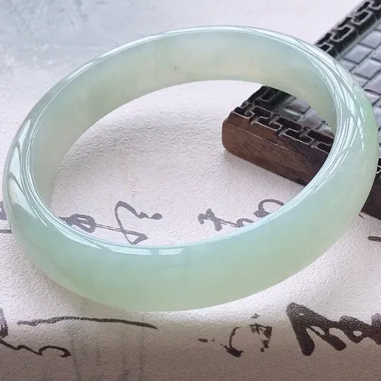 【😊天然A货翡翠糯化种晴绿宽条玉手镯,水润秀丽,晴绿优雅,种水十足,视觉甜美可人,恰到好处的美,十分高雅耐看,条形优美,上手优雅大方,55-56圈口可佩戴。尺寸55.8*12.5*7mm,重量:48.00g。】图7