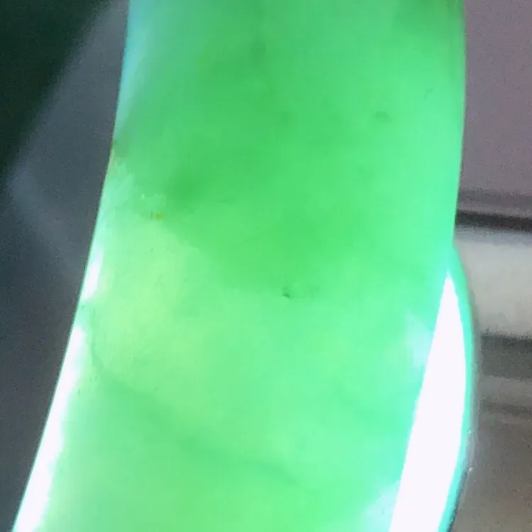 【😊😊天然A货翡翠冰糯种飘黄翡宽条玉手镯,水润秀丽,飘黄翡优雅,种水十足,有矿点,视觉甜美可人,恰到好处的美,十分高雅耐看,条形优美,上手优雅大方,57圈口可佩戴。尺寸57.2*11.5*9mm,重量:62.46g。】图8