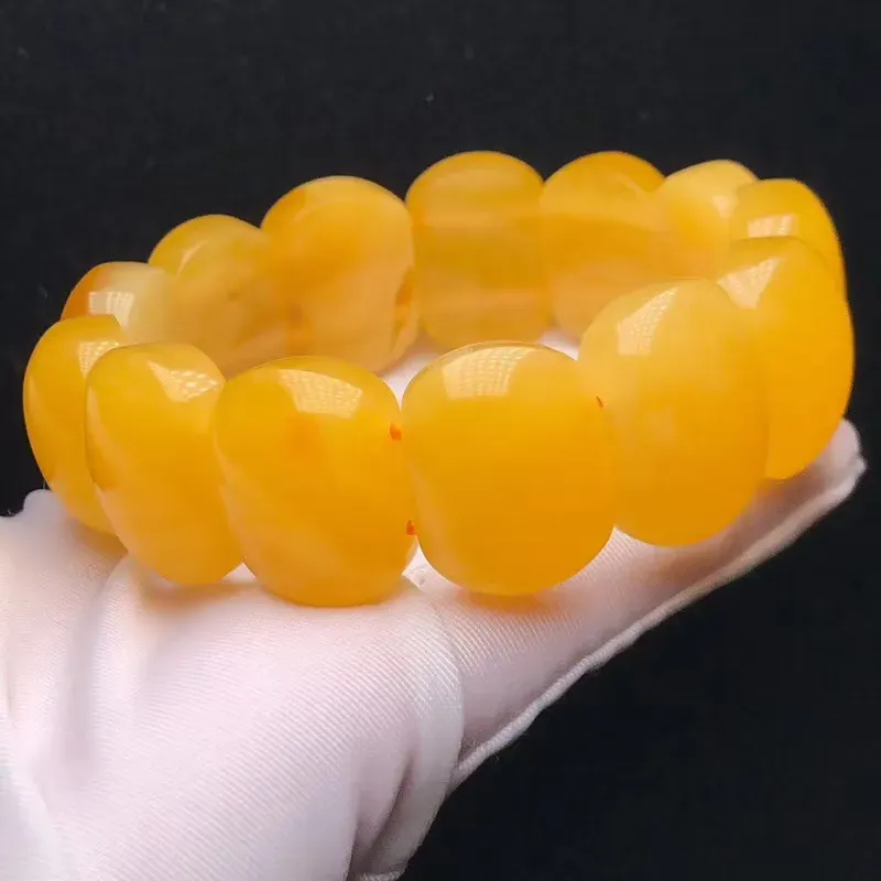 【原矿高品质浓郁黄蜜蜡手排
蜡质浓郁,密度饱满,无杂无裂,色泽油润富有光泽,见证大自然的鬼斧神工,精美浓郁黄色泽显示出蜜蜡华贵大气,色调浓烈却纯粹,温润如故般的舒服。
尺寸21.4*10.4mm克重33.52克】图1