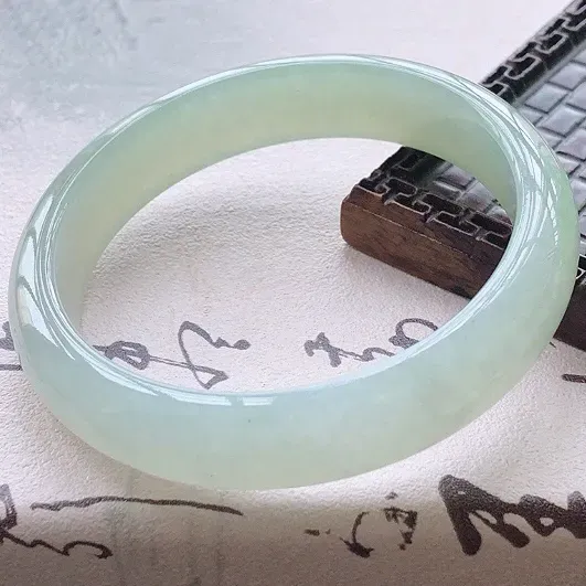【😊天然A货翡翠糯化种晴绿宽条玉手镯,水润秀丽,晴绿优雅,种水十足,视觉甜美可人,恰到好处的美,十分高雅耐看,条形优美,上手优雅大方,55-56圈口可佩戴。尺寸55.8*12.5*7mm,重量:48.00g。】图5