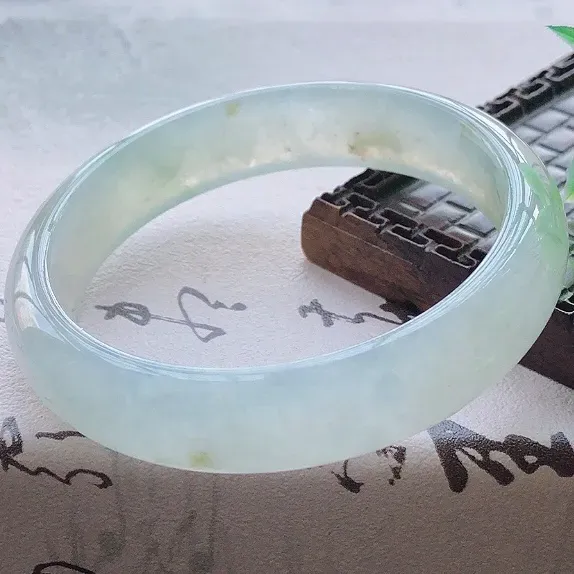 【😊😊天然A货翡翠冰糯种飘绿宽条玉手镯,水润秀丽,飘绿优雅,种水十足,视觉甜美可人,恰到好处的美,十分高雅耐看,条形优美,上手优雅大方,55圈口可佩戴。尺寸55*12.7*6.7mm,重量:48.00g。】图7
