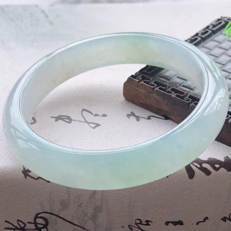 【😊😊天然A货翡翠冰糯种飘绿宽条玉手镯,水润秀丽,飘绿优雅,种水十足,视觉甜美可人,恰到好处的美,十分高雅耐看,条形优美,上手优雅大方,58圈口可佩戴。尺寸57.9*12.7*7.6mm,重量:54.39g】图4