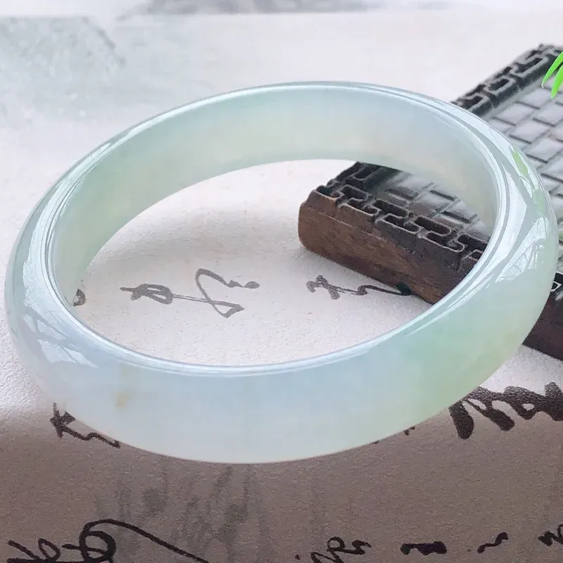 【😊😊天然A货翡翠冰糯种飘绿宽条玉手镯,水润秀丽,飘绿优雅,种水十足,视觉甜美可人,恰到好处的美,十分高雅耐看,条形优美,上手优雅大方,58圈口可佩戴。尺寸57.9*12.7*7.6mm,重量:54.39g】图5