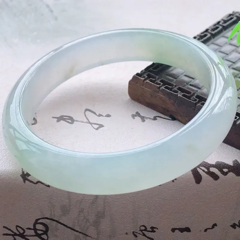 【😊😊天然A货翡翠冰糯种飘绿宽条玉手镯,水润秀丽,飘绿优雅,种水十足,视觉甜美可人,恰到好处的美,十分高雅耐看,条形优美,上手优雅大方,58圈口可佩戴。尺寸57.9*12.7*7.6mm,重量:54.39g】图2