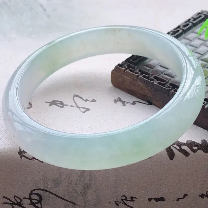 【😊😊天然A货翡翠冰糯种飘绿宽条玉手镯,水润秀丽,飘绿优雅,种水十足,视觉甜美可人,恰到好处的美,十分高雅耐看,条形优美,上手优雅大方,58圈口可佩戴。尺寸57.9*12.7*7.6mm,重量:54.39g】图7